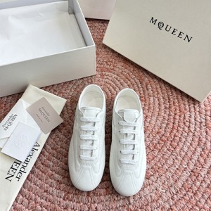 알렉산더맥퀸 남여공용 스니커즈 M18566-1 2026/신상
